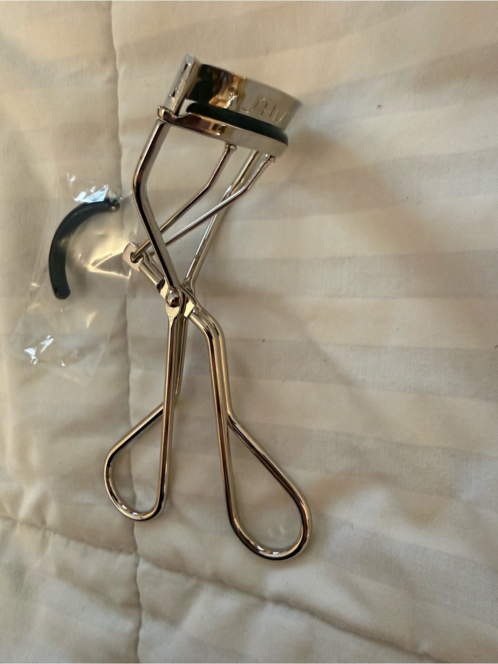 Like Shiseido Eyelash Curler #213. - Picture 4 of 8